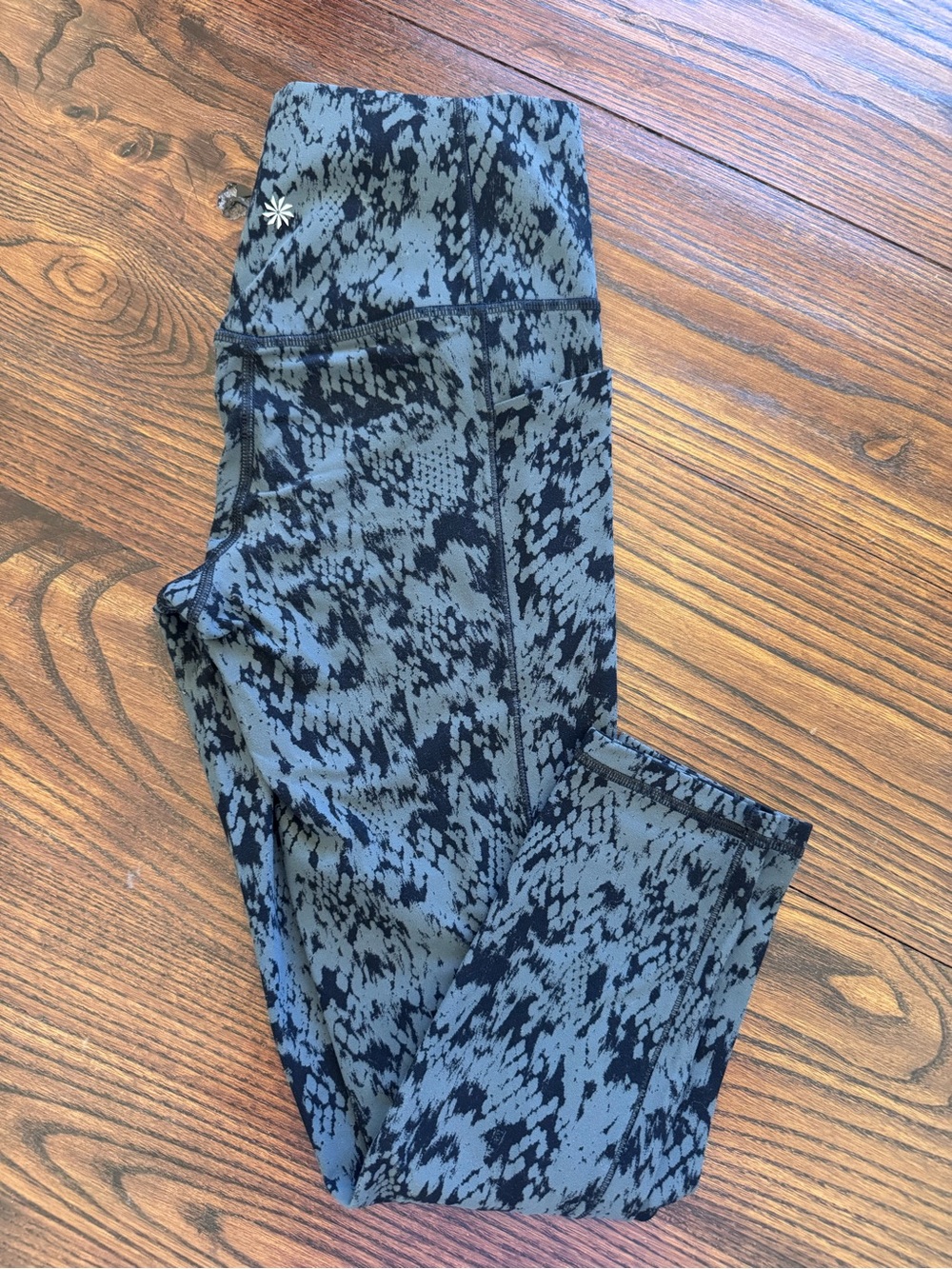 Athleta Salutation Stash Pocket leggings
7/8 length